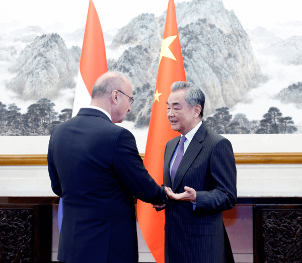 王毅同克罗地亚外长拉德曼会谈